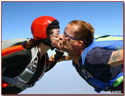 2 solo jumpers kissing in freefall